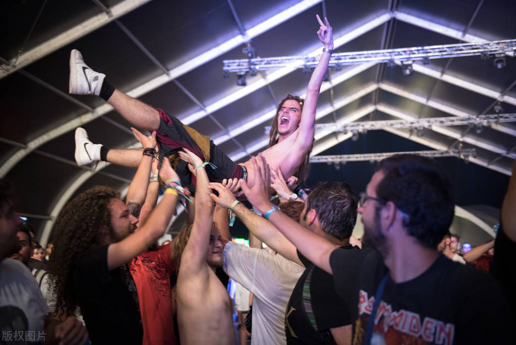 夜晚的清迈非常火爆,泰国曼谷狂欢节