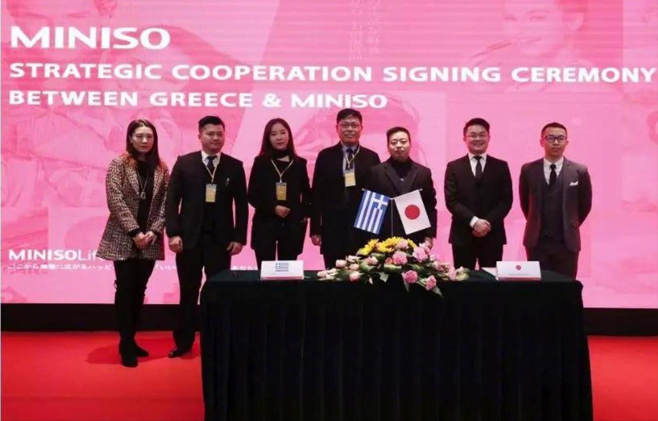 挂日本*旗国**，不许放中*歌国**，山寨杂货铺名创优品到底意欲何为？