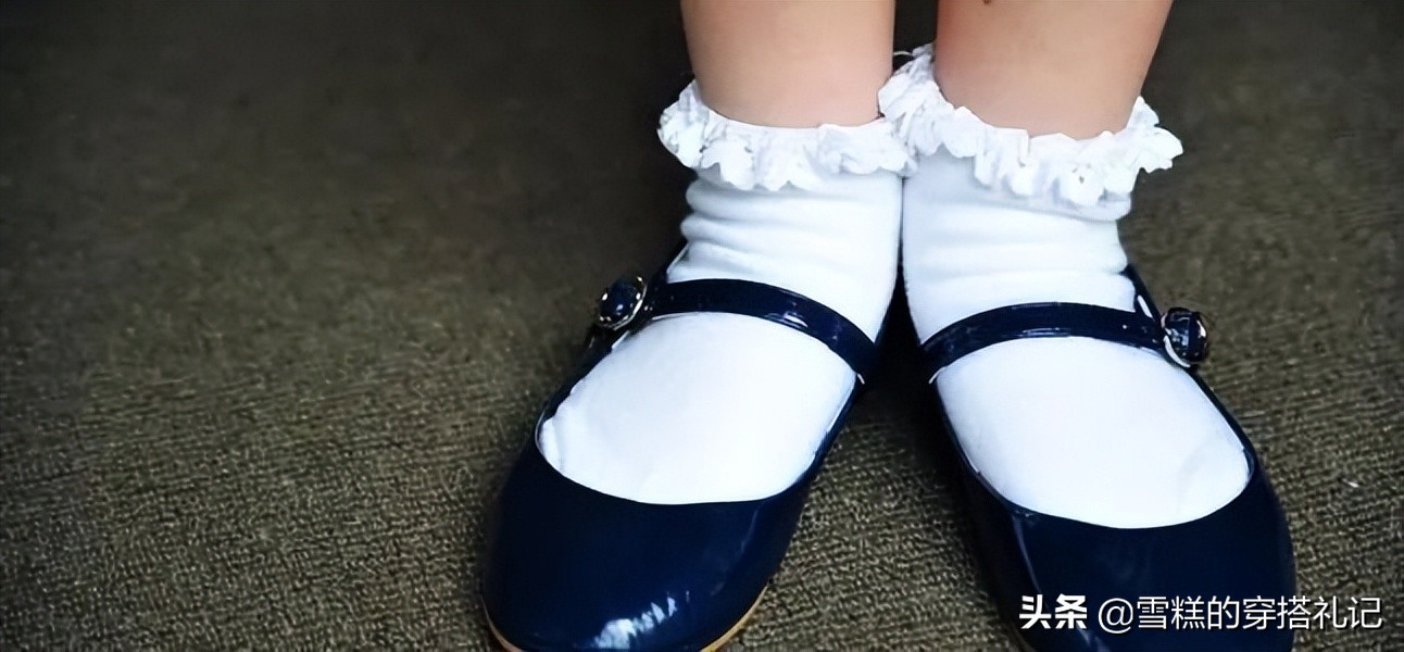 今年流行黑丝配玛丽珍鞋,夏季怎么穿黑色玛丽珍鞋