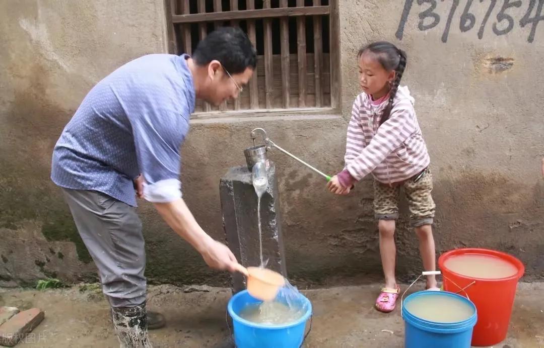 你可还记得黑白电视机上的彩色贴膜？回顾一些八九十年代生活用品