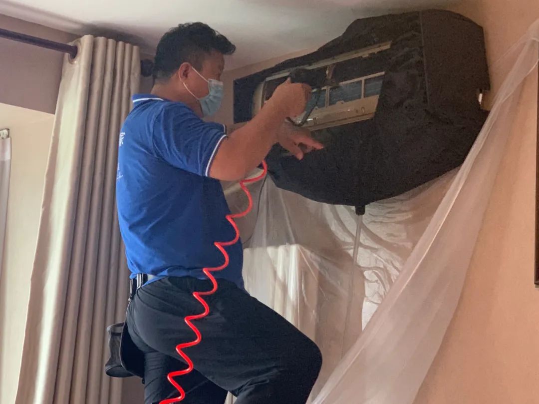 空调开内外循环有酸臭味,故障灯亮空调有异味