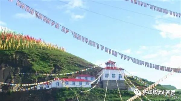 读走*藏西**·昌都|日沃白玛神山,一朵在绿毯中盛开的莲花