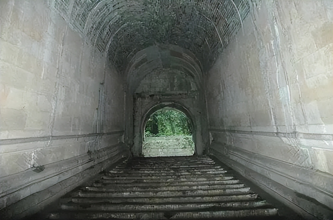 康熙明孝陵前祭拜朱元璋,朱元璋真的葬在明孝陵吗