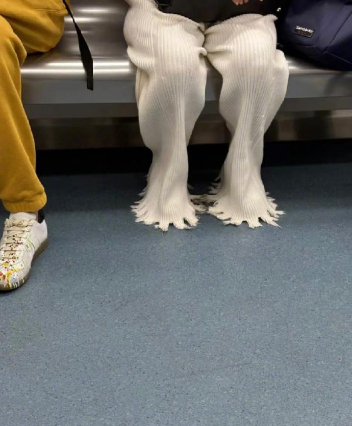 富豪出10万美元请女子摘口罩,富豪出10万让隔壁人摘掉口罩