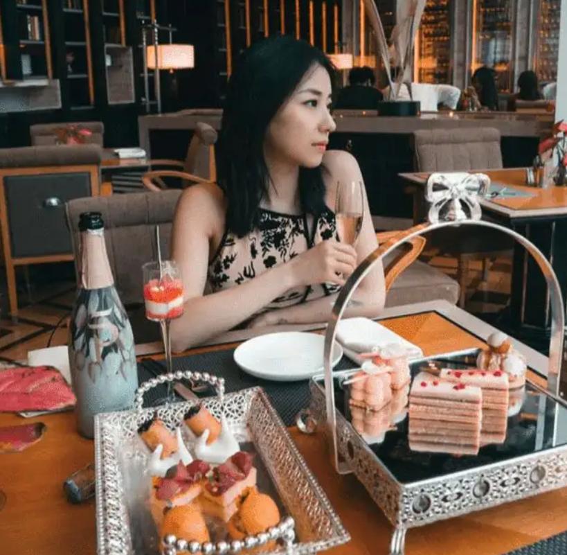 90后北京美女，靠卖酒爆红，一场直播卖100万，年入3.5亿，凭啥？