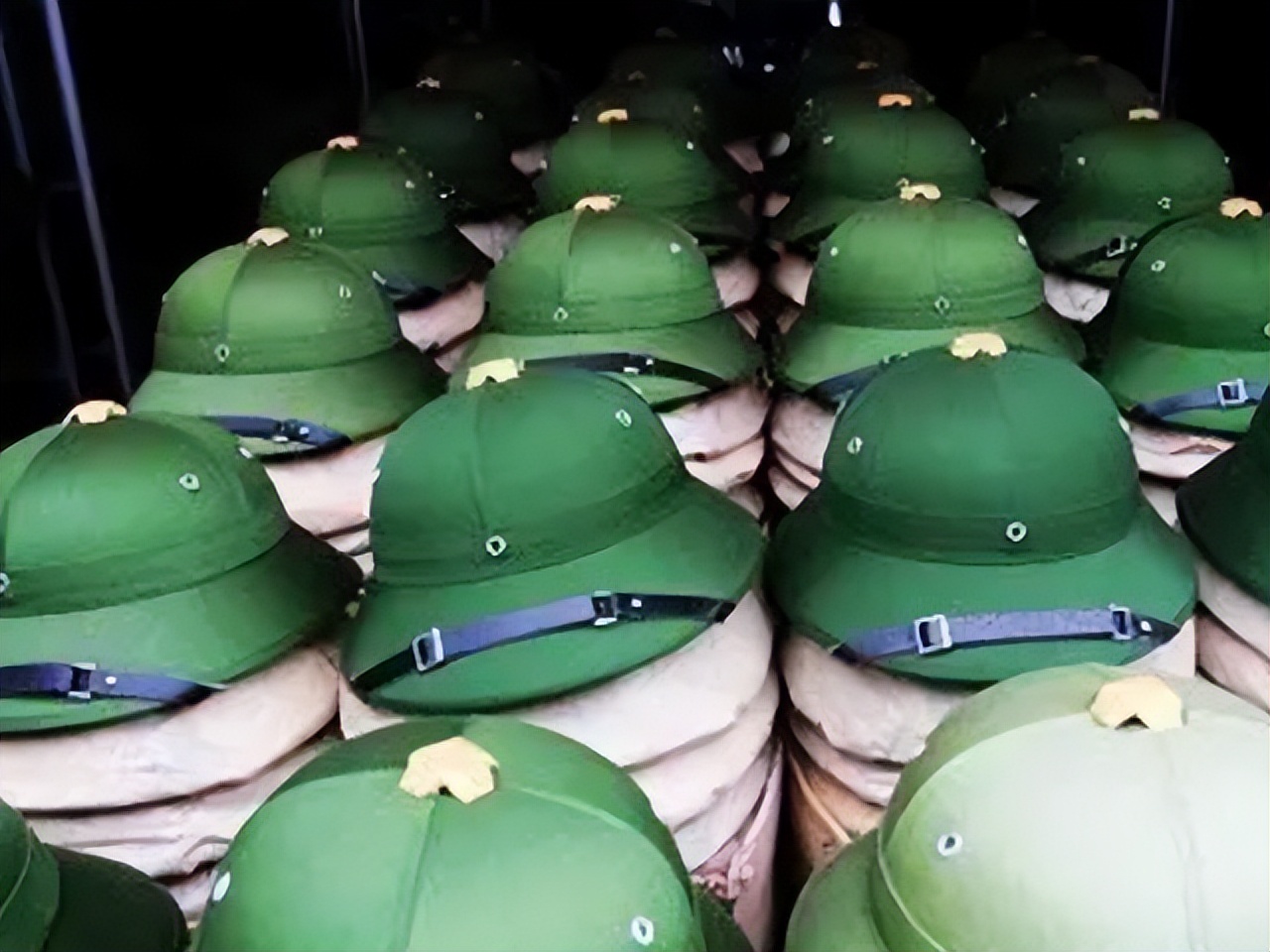 许多越南漂亮姑娘在边境摆摊,越南边境卖东西的姑娘