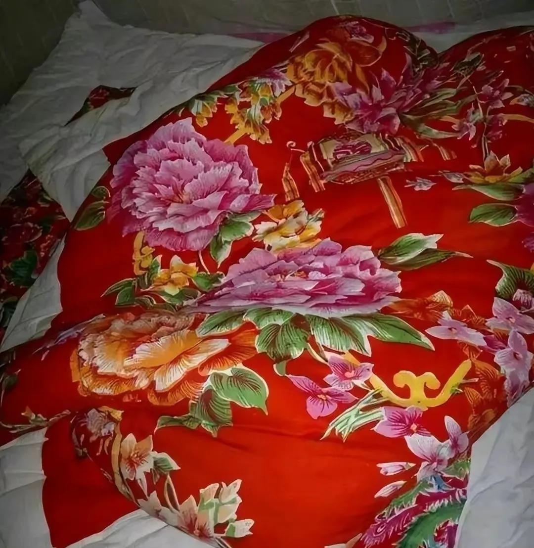 你可还记得黑白电视机上的彩色贴膜？回顾一些八九十年代生活用品