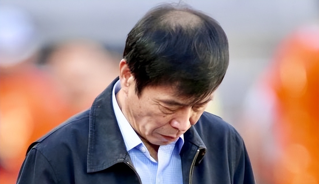 “早睡”的李铁，“睡不着”的陈戌源，站不起来的中国足球