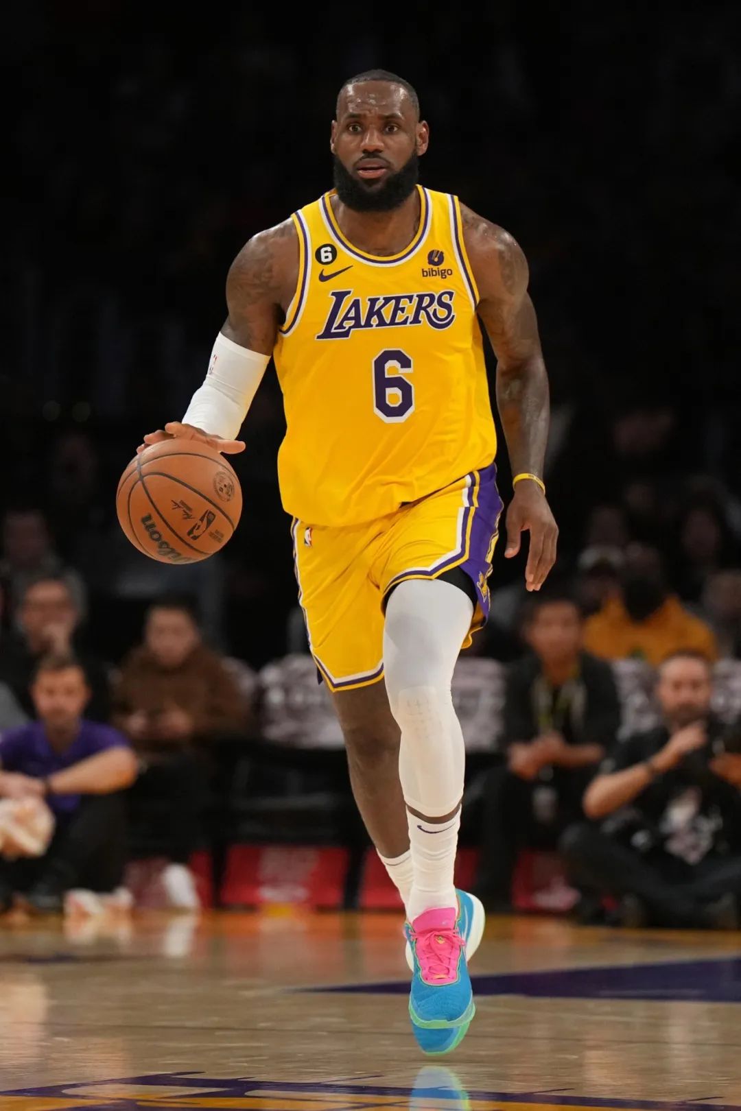 球场之外的“詹皇”：10亿身家，1亿慈善