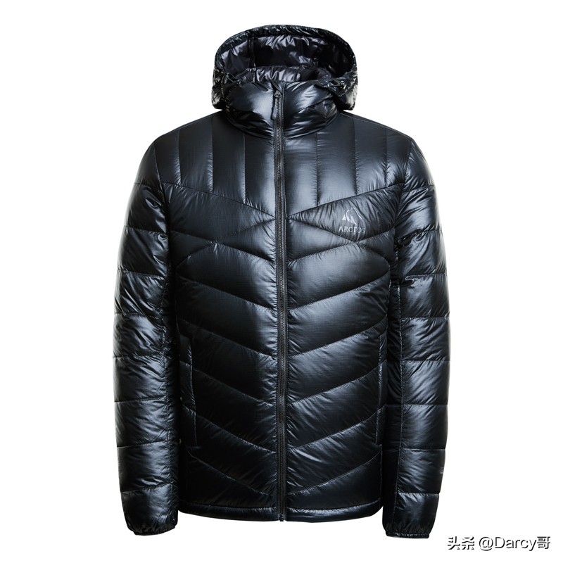 羽绒服羽绒选用，很多国际大牌选用鸭绒，低配价高不如国产