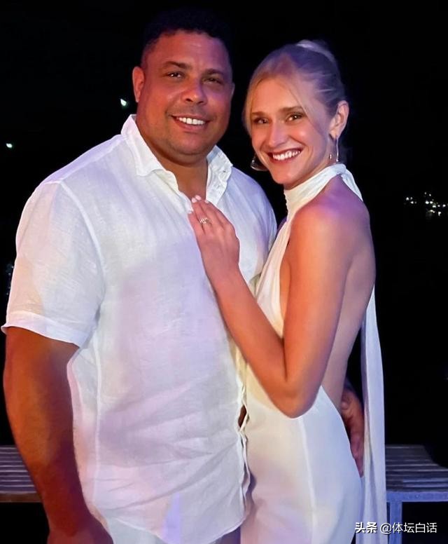 跨年夜热闹！C罗搞笑全家福，大罗搂嫩模，小贝与10岁女儿亲嘴