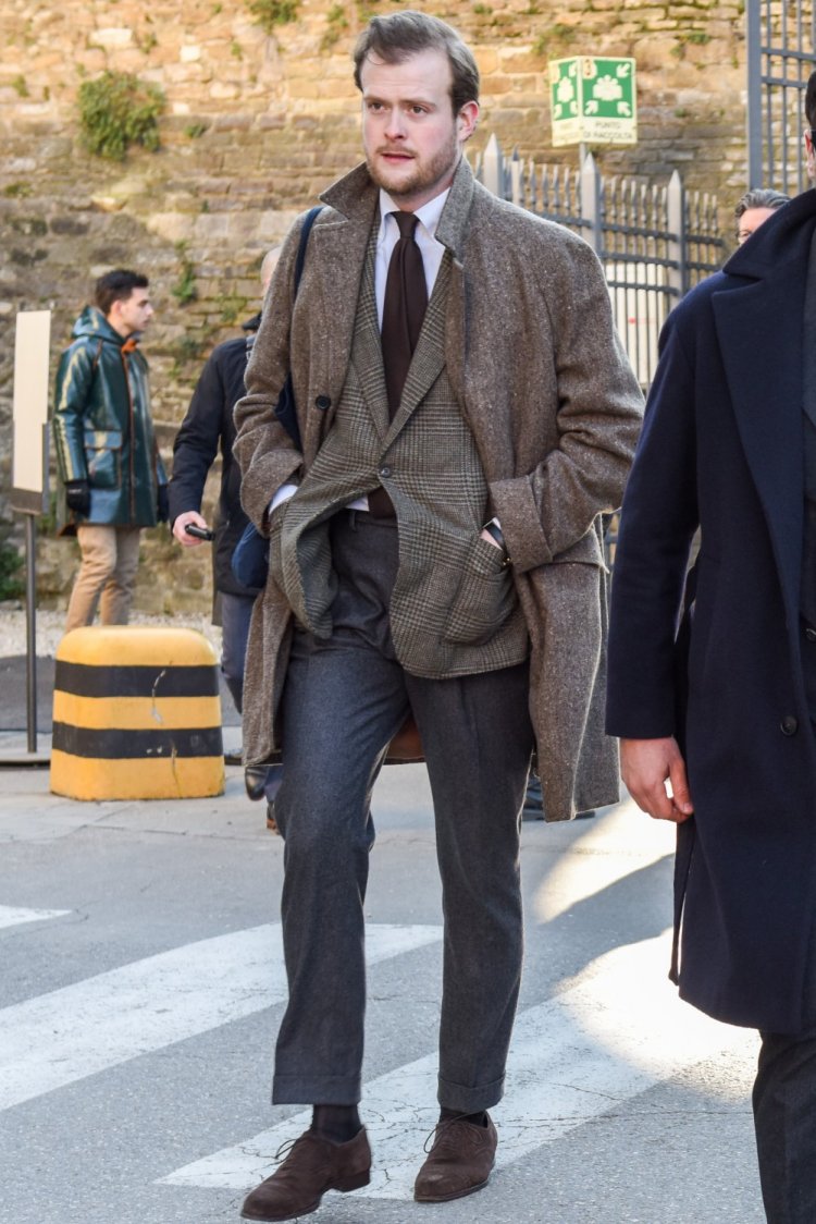 不是我吹，这优雅的灰色裤子，能为你的休闲装扮增添一抹亮色