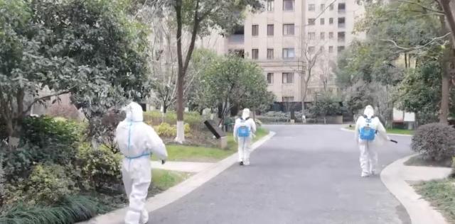 东新园解封！现场有人送来了88朵玫瑰