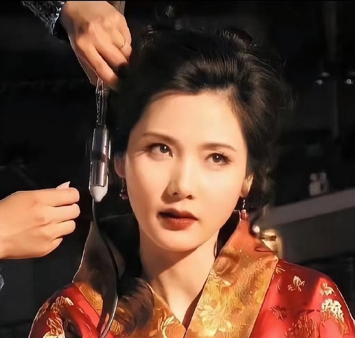 何赛飞与妹妹同台十年演夫妻,何赛飞嫁给老公的原因