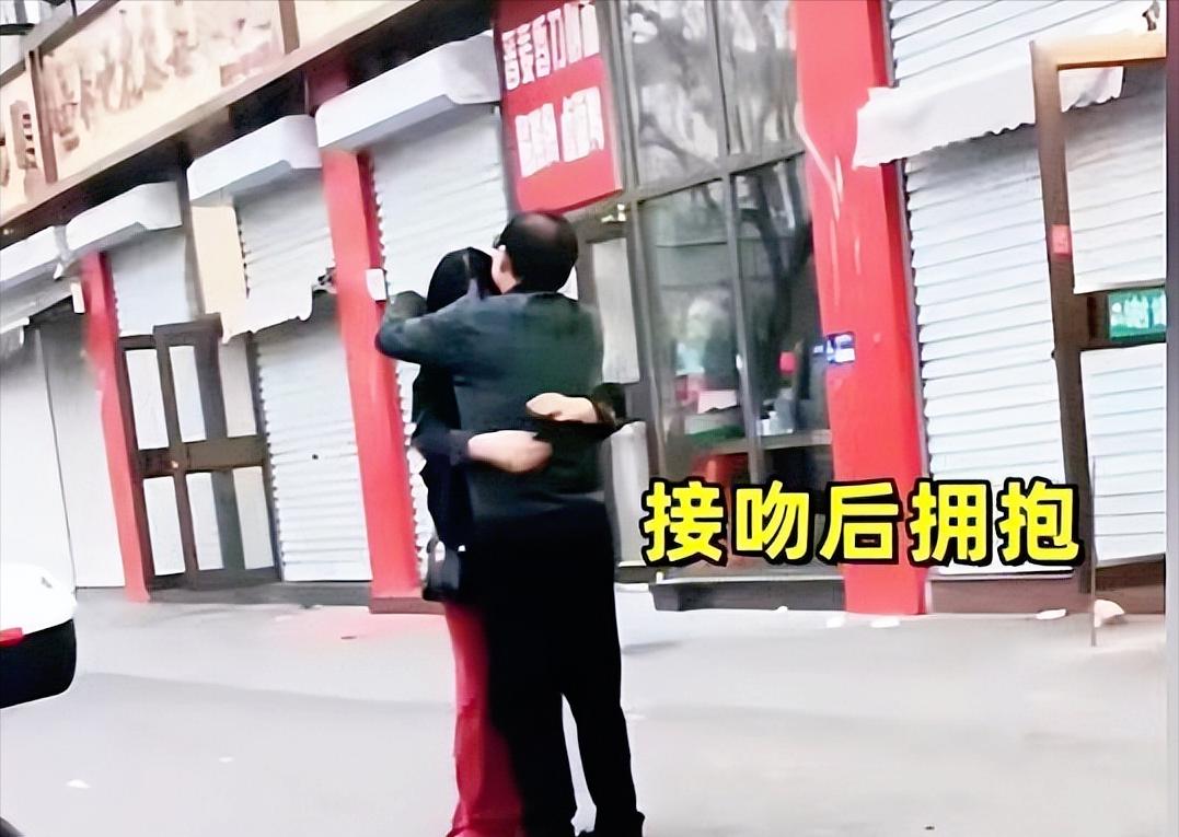 北京大爷当街与女友秀恩爱，两人准备领证结婚，网友：退休金太多