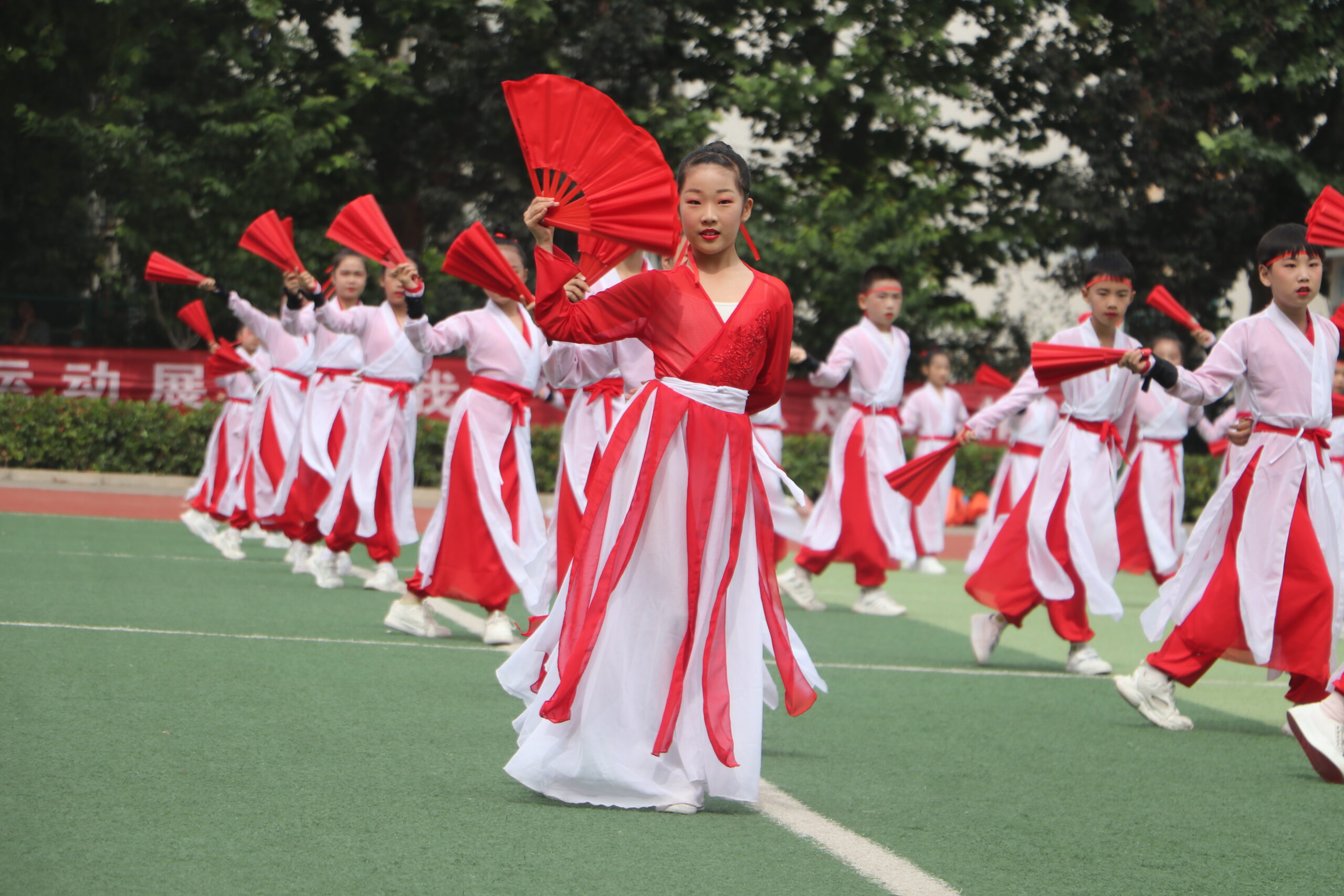 渭南高新小学参加全区第十届中小学生春季田径运动会开幕式