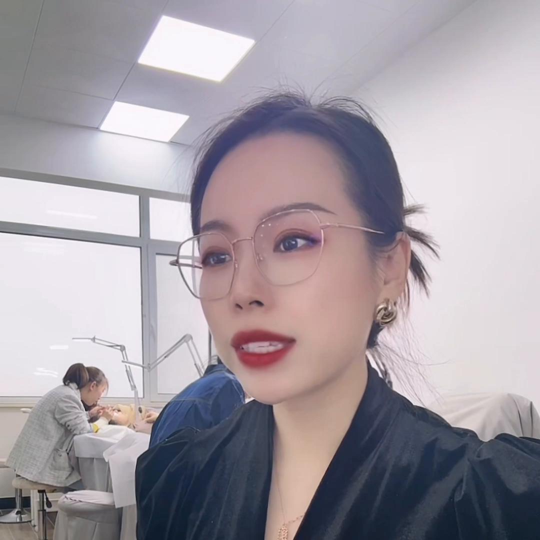 现在开始学也不晚,要去学美睫首先问什么