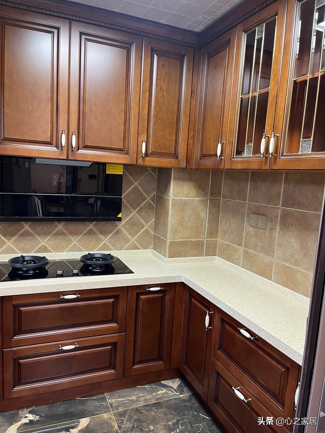 美式挑空栏杆装修效果图,美式装修风格过道全屋效果图