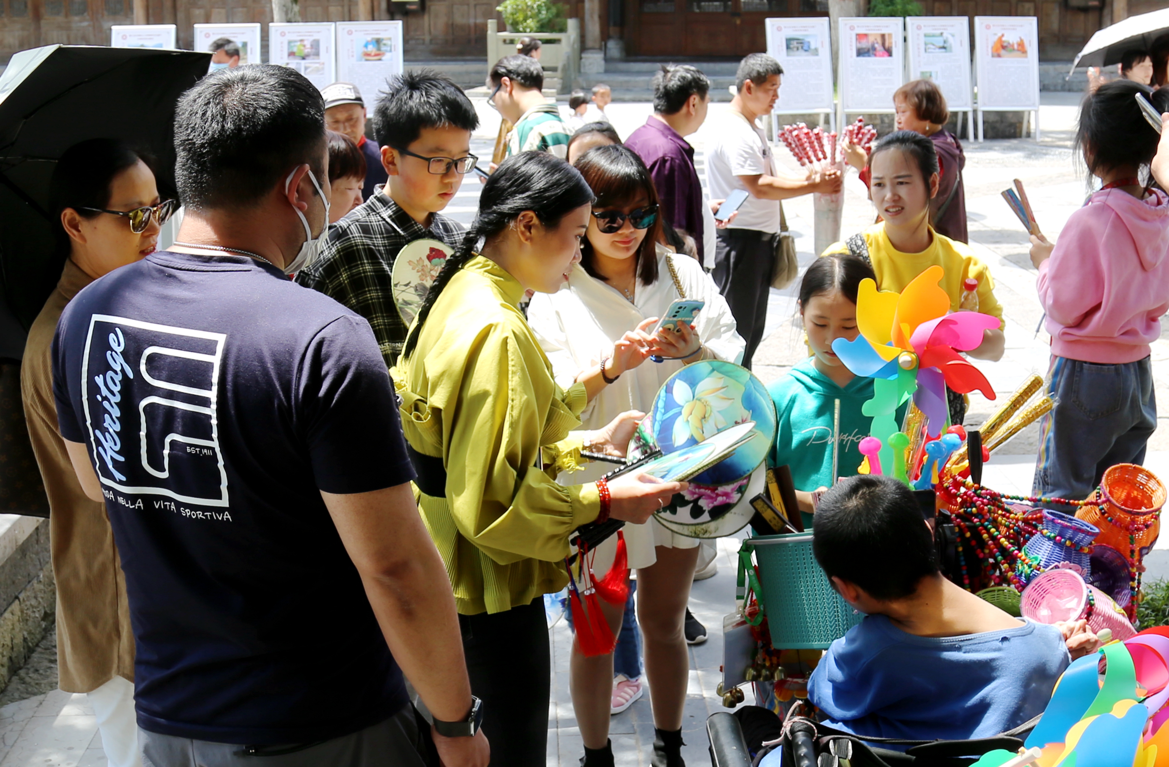 网络搭平台轮椅当店铺这个小伙子在全国各地有买家