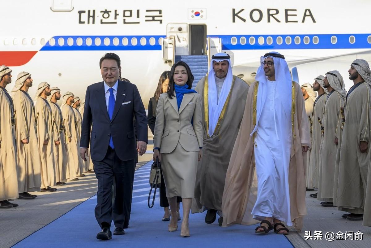 韩第一夫人穿军装被批抢总统风头,韩第一夫人穿军装被批