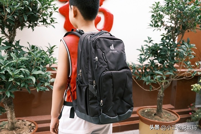 多特学生书包视频,多特背包背娃