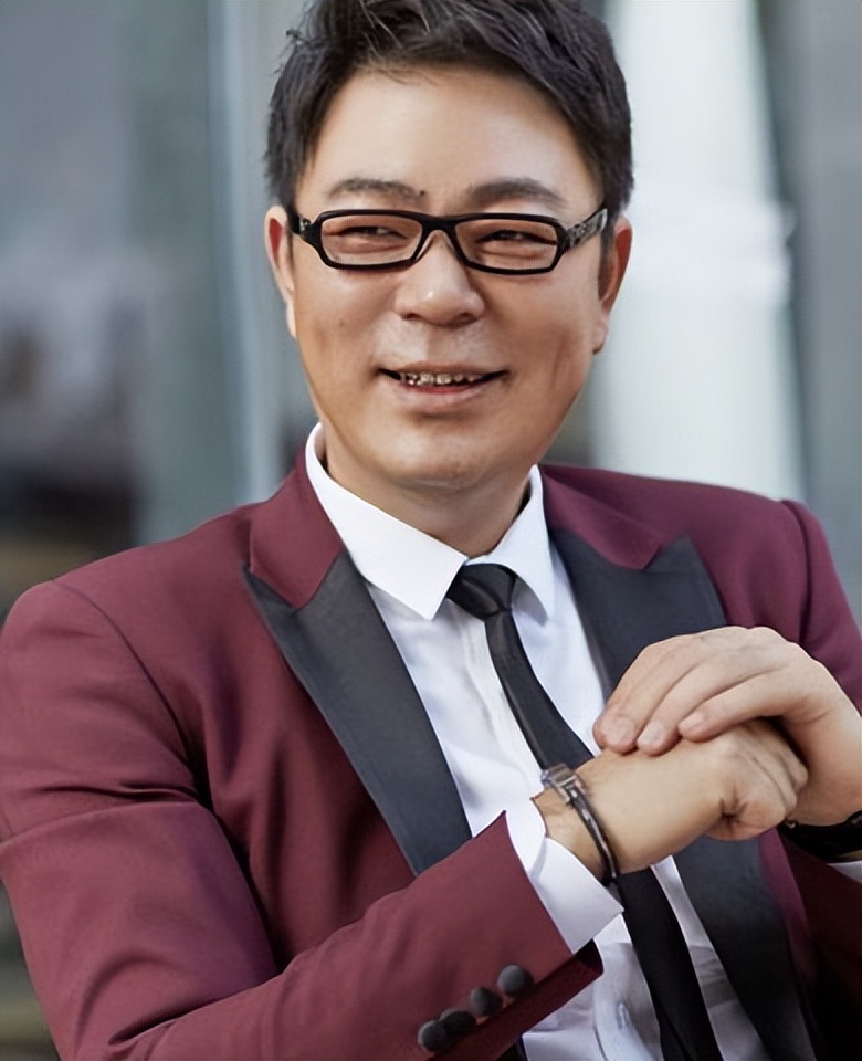 牛莉一家三口近照曝光,牛莉晒一家三口照片