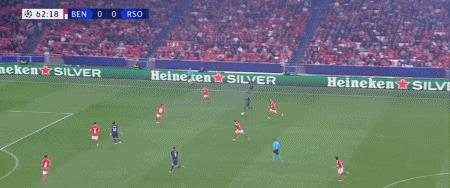 夜晚中绽放的烟花,足球烟花