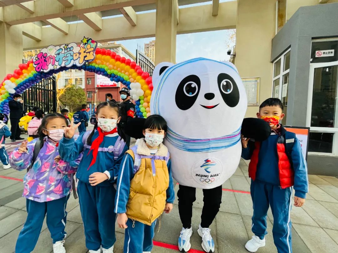 开学季校园展示打卡,开学啦冰墩墩小学生积极向上图片