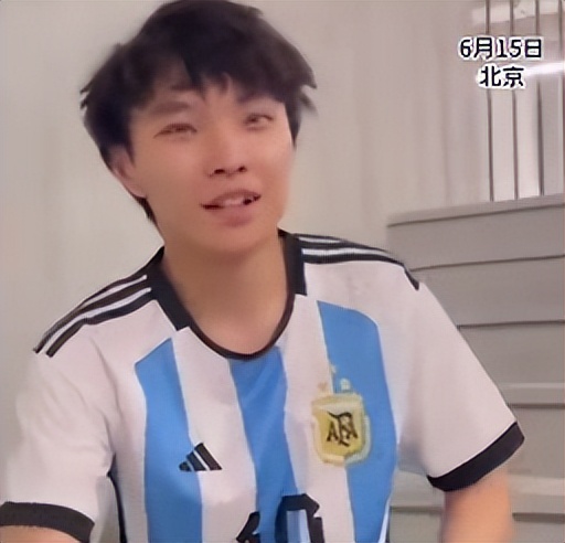 闯球场的球迷,球迷冲进球场拥抱梅西跑了多少米