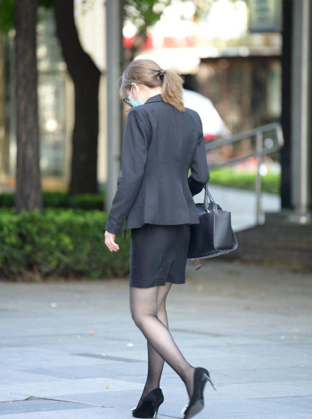 黑色短袜靴高跟怎么搭配衣服,女生穿黑色丝绒袜和黑色高跟鞋