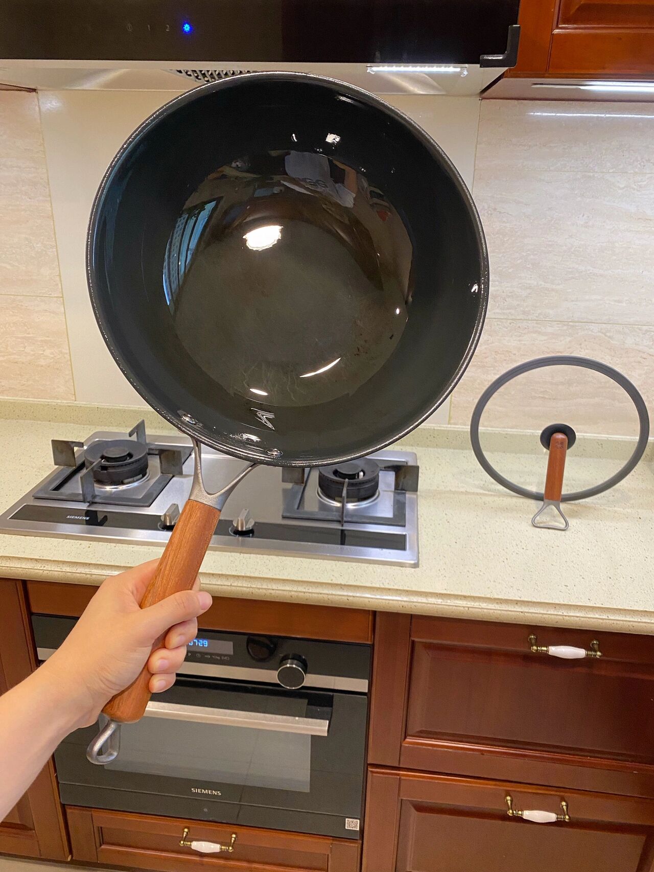 炒菜锅最好还是用铁锅,炒菜是铁锅好还是用不粘锅好