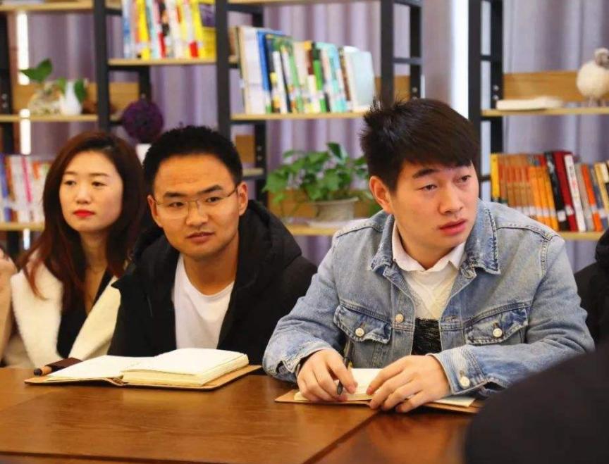 女大学生创业失败住桥底，冻得瑟瑟发抖不忘学习，被质疑“摆拍”