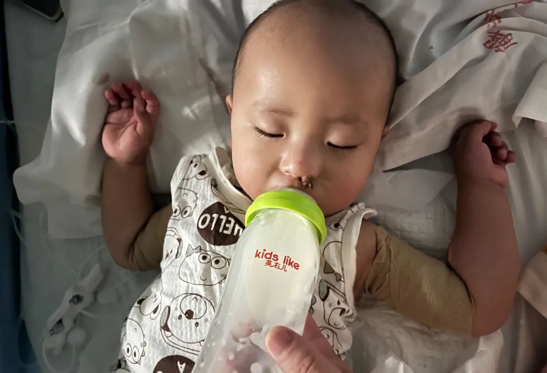 小孩身上长了一个大脓包是什么,男童白色小脓包