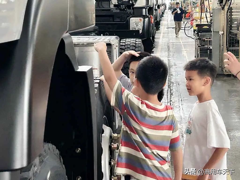 绿色“童”行欢度六一亲子家庭畅游上汽红岩智慧工厂