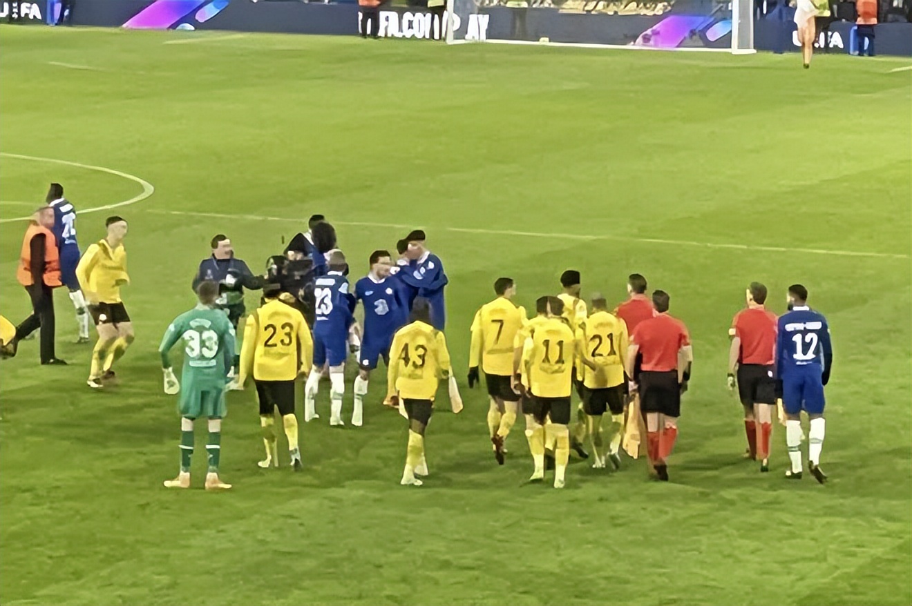 这就是个笑话！切尔西主帅挥拳怒吼多特球员*攻围**主裁