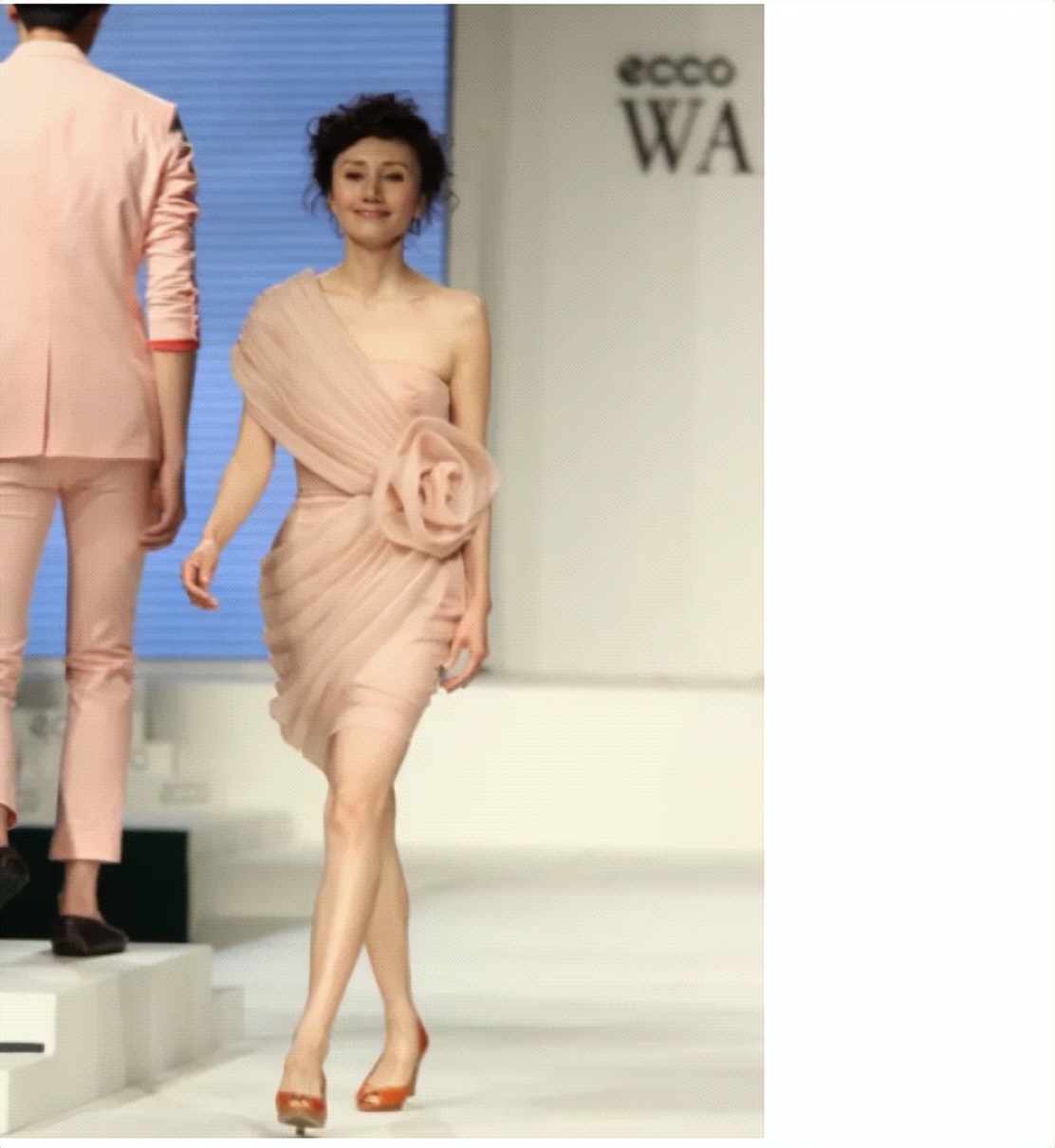 袁泉相逢时节粉色衬衫,袁泉的穿衣风格有哪些特点