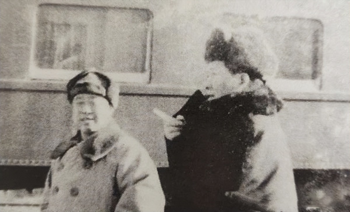 1974年，毛主席指着70岁的*小平邓**说道：香港回归是你们的事情