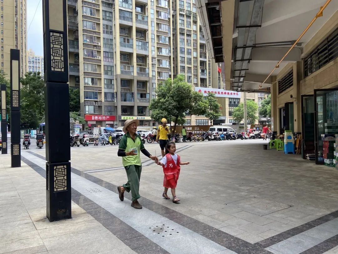 童心送清凉|“龙小驿”共享冰柜爱心满格