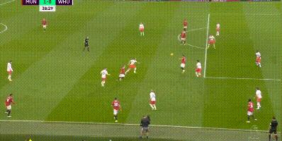 c罗曼联反攻冲刺空位却未接到球,c罗年轻曼联1v4突破禁区