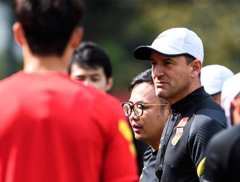 媒体：因对手太弱，国足将全力进攻，艾克森武磊有望搭档锋线！