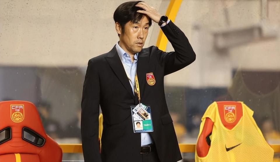 足协最新决定惹众怒，好友潜逃出境，高洪波裁判政策不如陈戌源