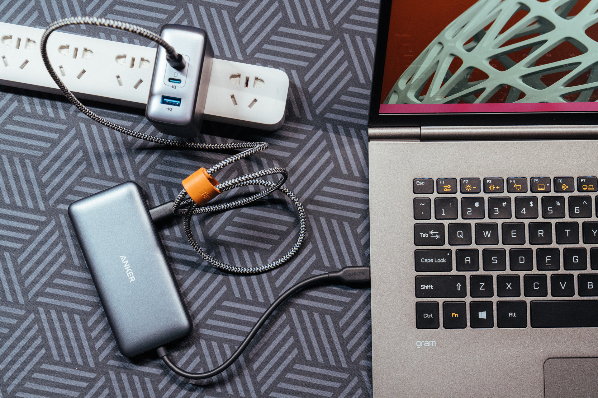 自己办公桌面布置,最简单的办公室桌面布置图