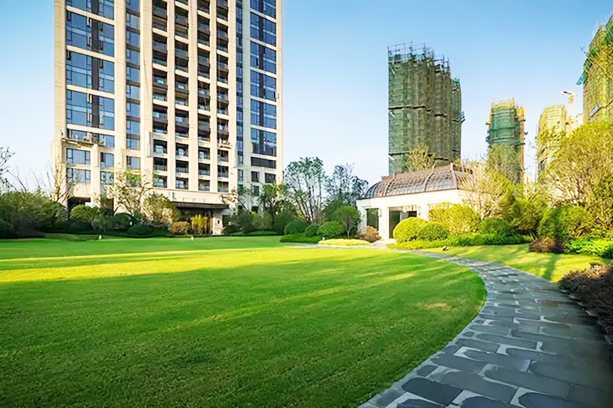 考你个问题，草坪可以踩吗？