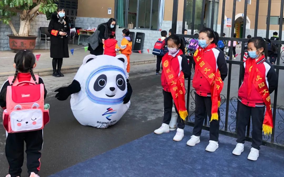 开学季校园展示打卡,开学啦冰墩墩小学生积极向上图片