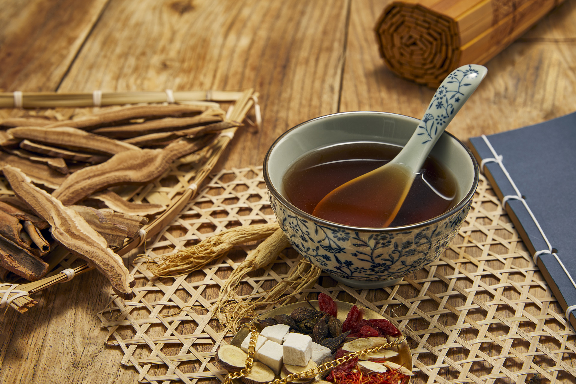 腿膝盖关节疼能擦药酒吗,腿关节疼泡什么药酒喝有效