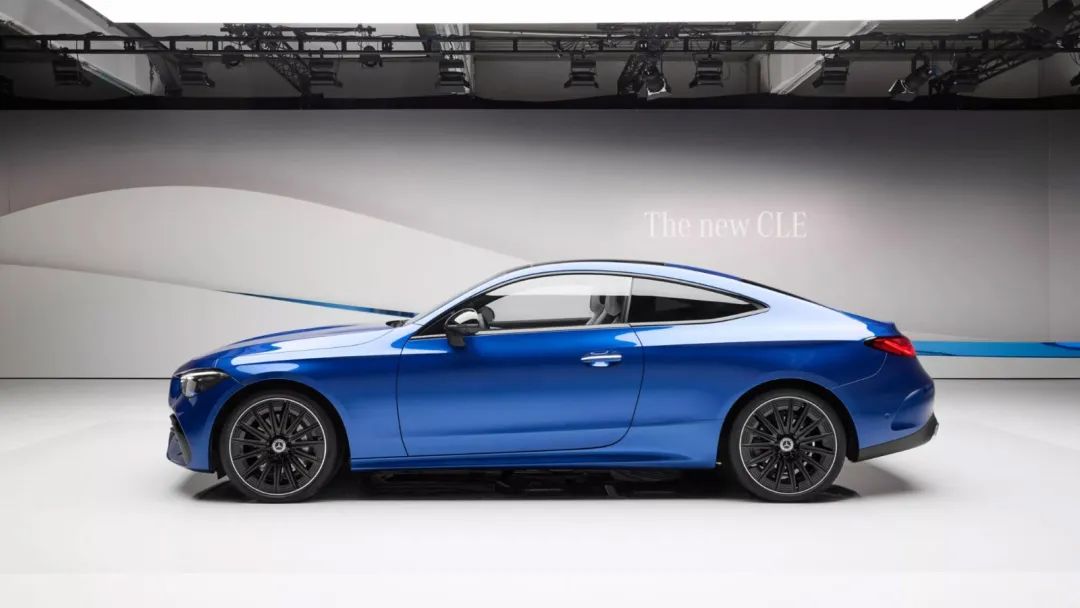 奔驰gle双门全新2023款,奔驰双门和四门汽车哪个好