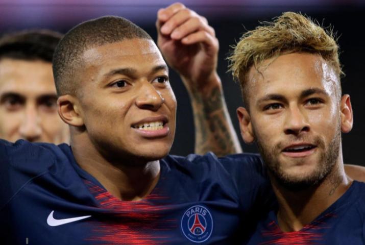 巴黎夺得法甲冠军更衣室疯狂庆祝,大巴黎提前夺得法甲冠军更衣室