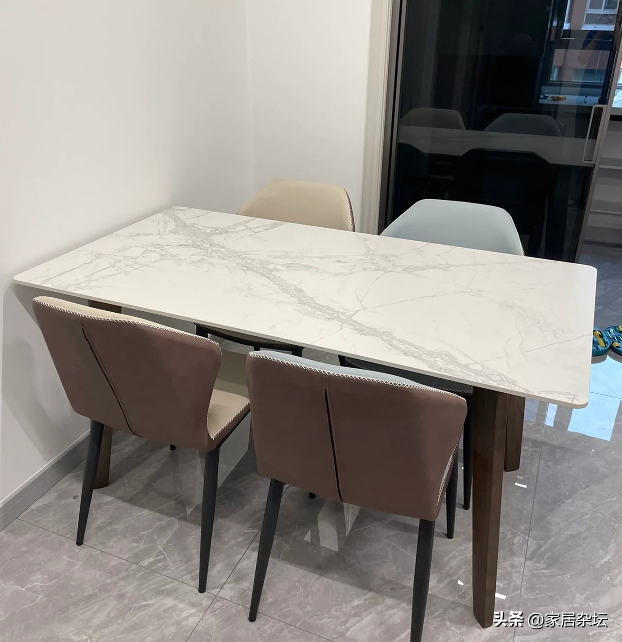你知道怎么区分岩板餐桌的好坏吗,岩板餐桌会看起来很廉价吗