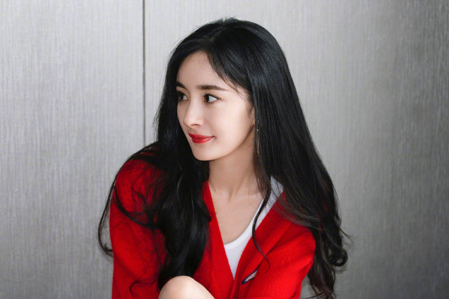 红毯假摔、穿透视装、碰瓷“迪幂孟扎”，赵樱子是要“黑红”到底