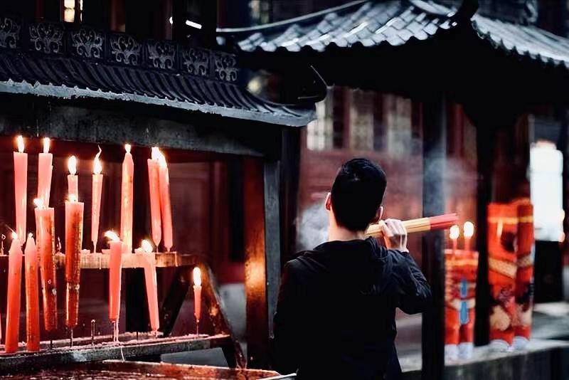 大量年轻人涌入寺庙：烧香拜佛成新型解压*法大**，一串手链卖890元